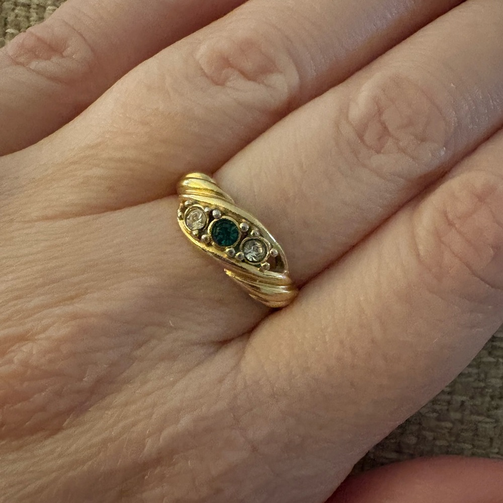 Women's Goldtone Twist Ring with Green/Clear Stones Sz 6.5 - Picture 2 of 7